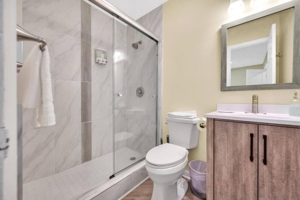 Cozy 2 Bedroom Duplex In Charlotte, Jacuzzi, Sleeps 6 Plus 2 Экстерьер фото