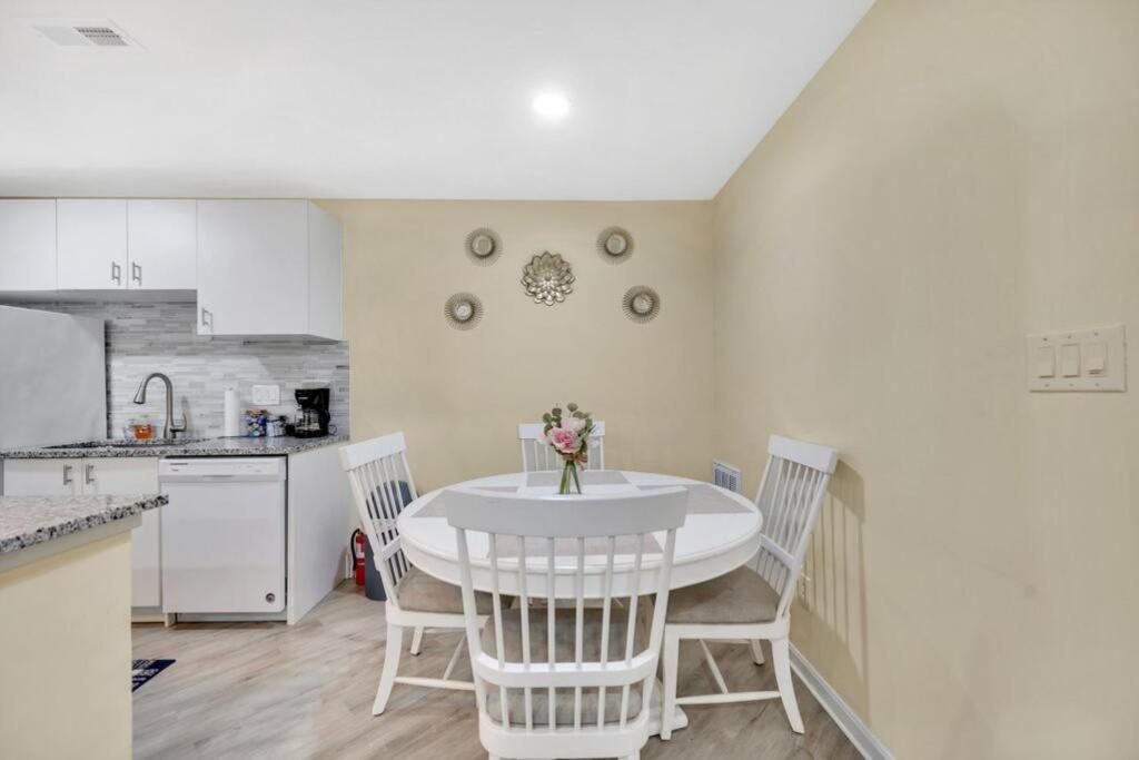 Cozy 2 Bedroom Duplex In Charlotte, Jacuzzi, Sleeps 6 Plus 2 Экстерьер фото