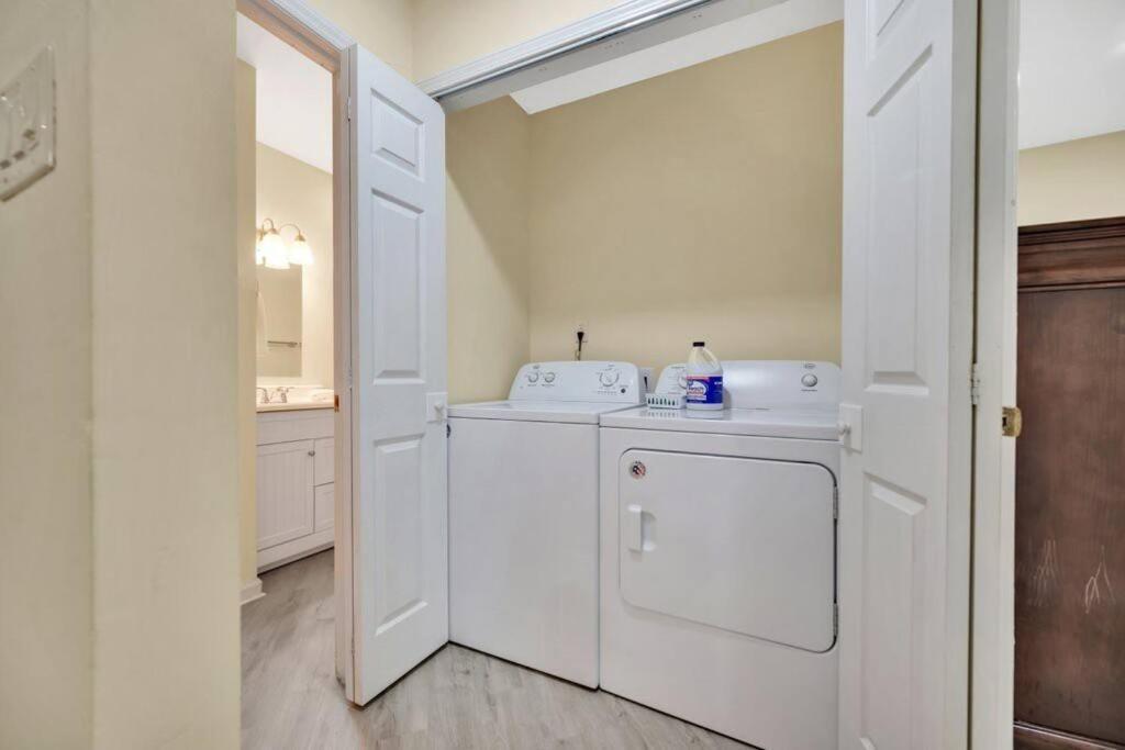Cozy 2 Bedroom Duplex In Charlotte, Jacuzzi, Sleeps 6 Plus 2 Экстерьер фото