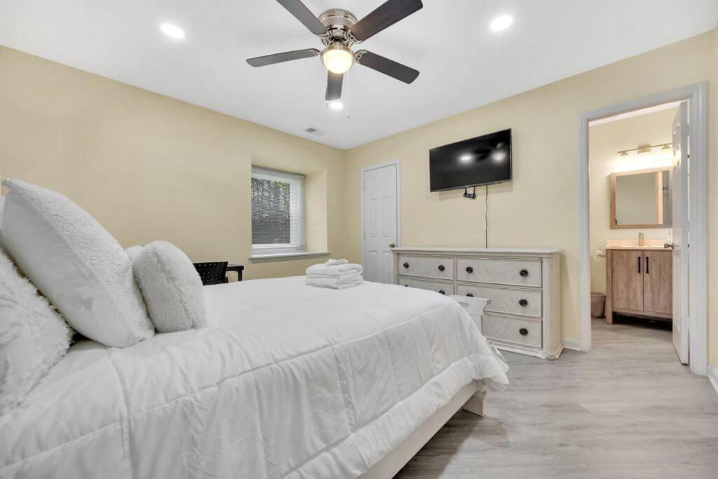 Cozy 2 Bedroom Duplex In Charlotte, Jacuzzi, Sleeps 6 Plus 2 Экстерьер фото